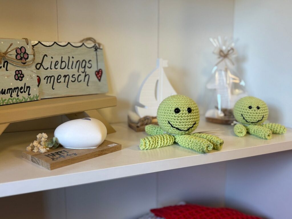 Gehäkelte Kraken und Holzschild „Lieblingsmensch“