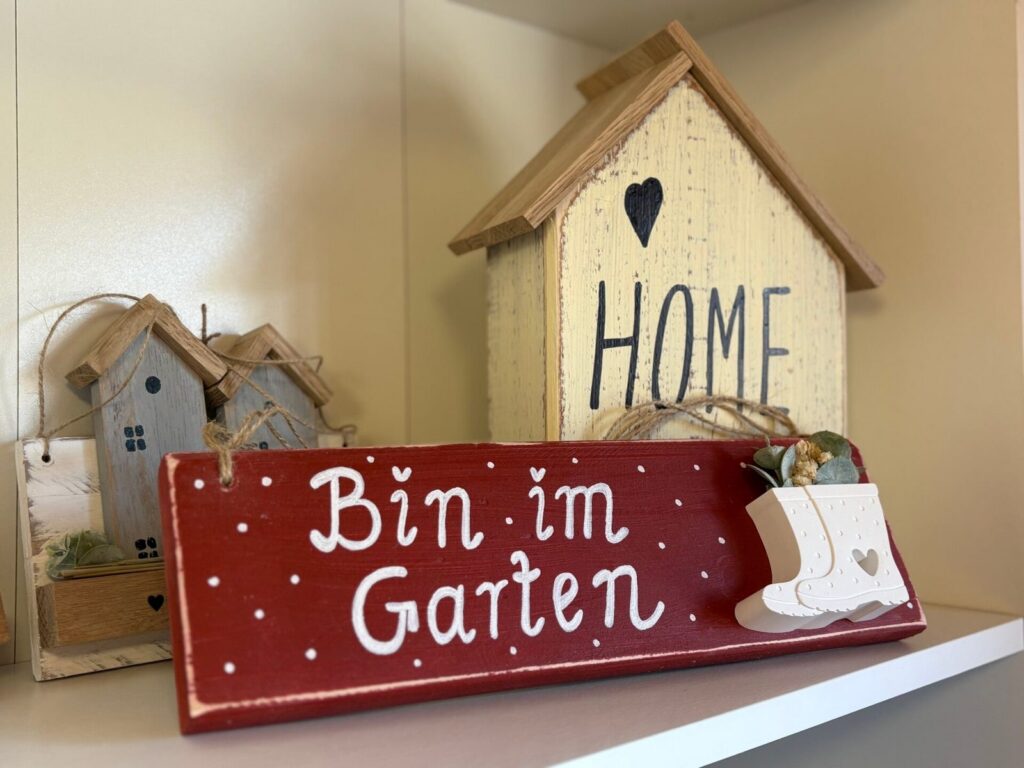 Holzschild „Bin im Garten“ und Dekohäuschen