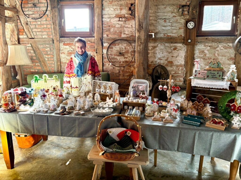 Marktstand der Lütten Diel mit Häkel- und Holzartikeln