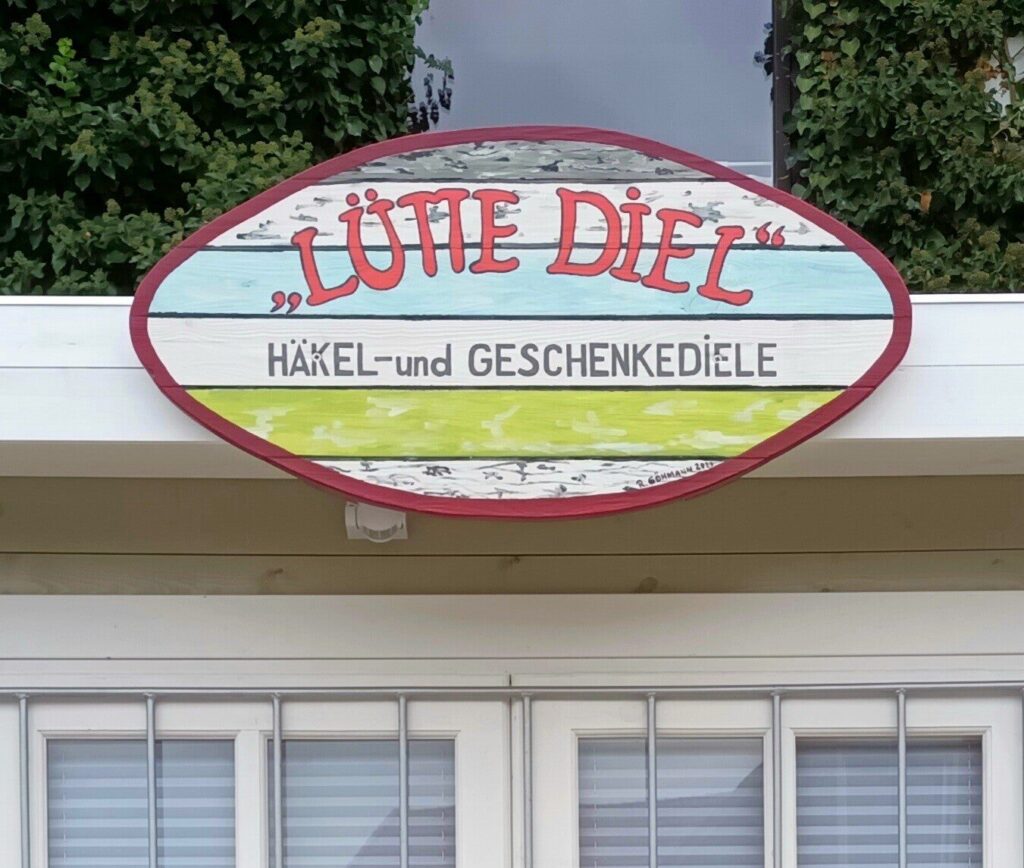 Handbemaltes Schild „Lütte Diel – Häkel- und Geschenkediele“