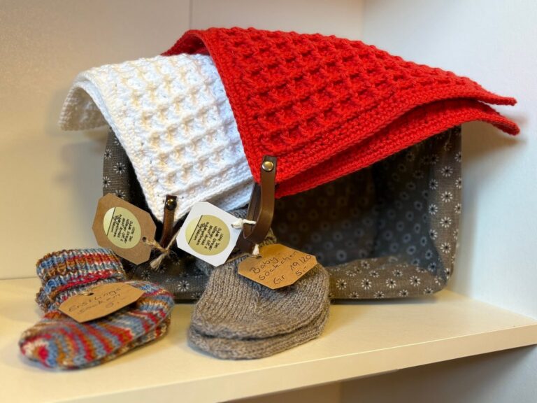 Gestrickte Socken und gehäkelte Spültücher